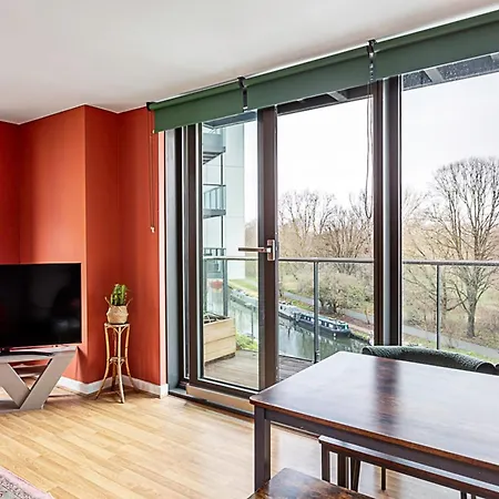 Vibrant And Modern With Canal Views * London