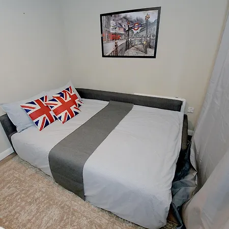 2 Bedroom Flat In Wood Piccadilly Line