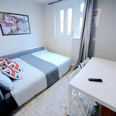 2 Bedroom Flat In Wood Piccadilly Line London