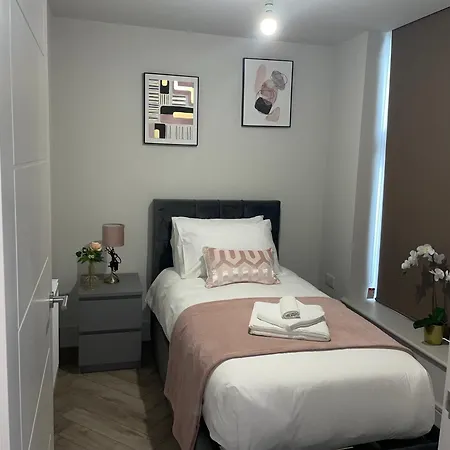 Apartment Modern X2 Bathroom*garden*wifi* Raynes Park