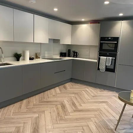 Apartment Modern X2 Bathroom*garden*wifi* Raynes Park