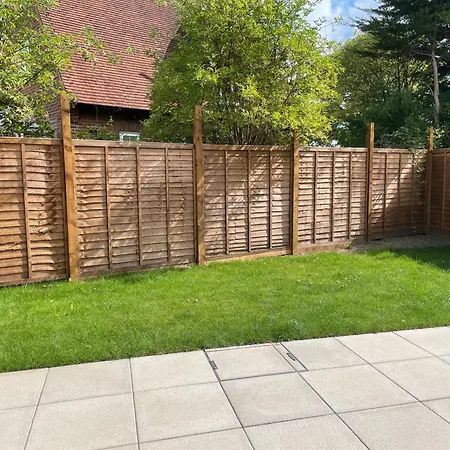 Modern X2 Bathroom*garden*wifi* Apartment Raynes Park