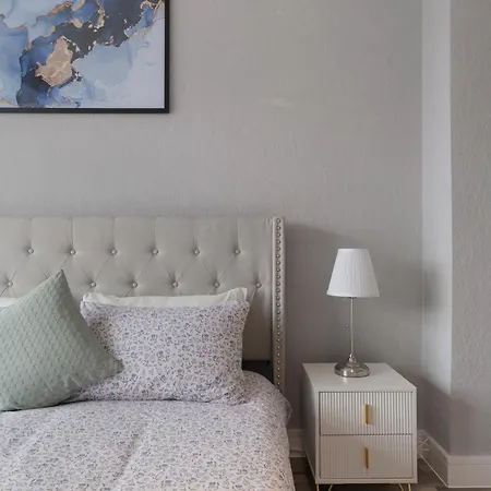 Apartment Oasis: Modern Haven Near Tube & Park