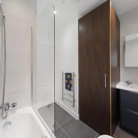 Apartment Oasis: Modern Haven Near Tube & Park *
