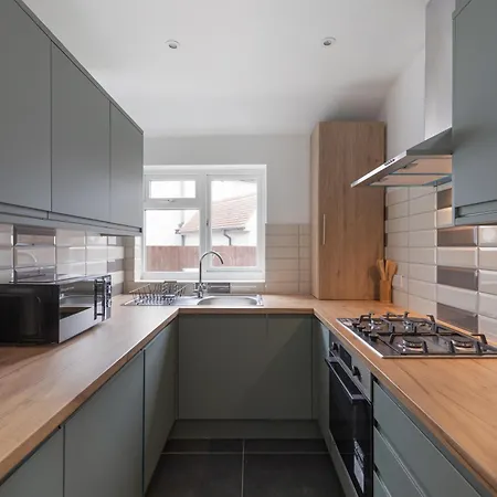 Oasis: Modern Haven Near Tube & Park * Edgware