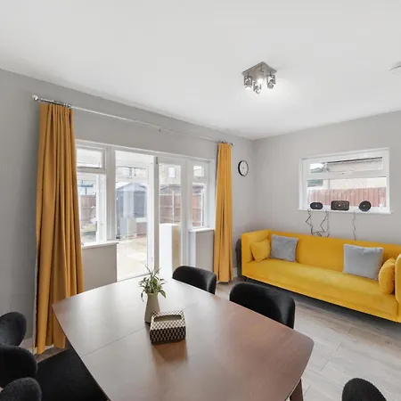 Oasis: Modern Haven Near Tube & Park Apartment *