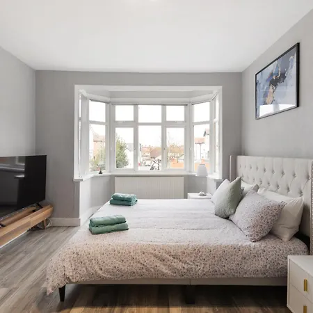 Apartment Oasis: Modern Haven Near Tube & Park