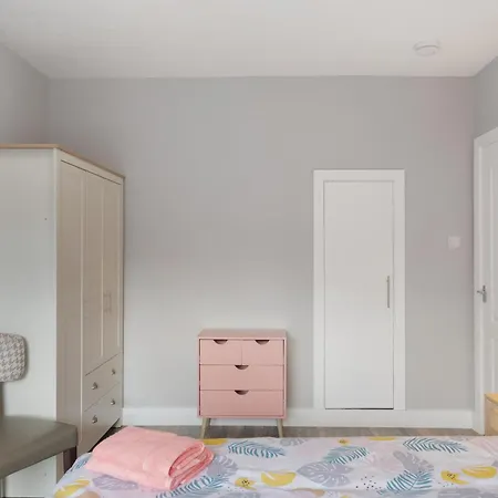 Apartment Oasis: Modern Haven Near Tube & Park *