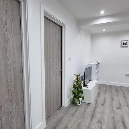 Brand New Flat Close To Turnpike Lane Tube Station Apartment