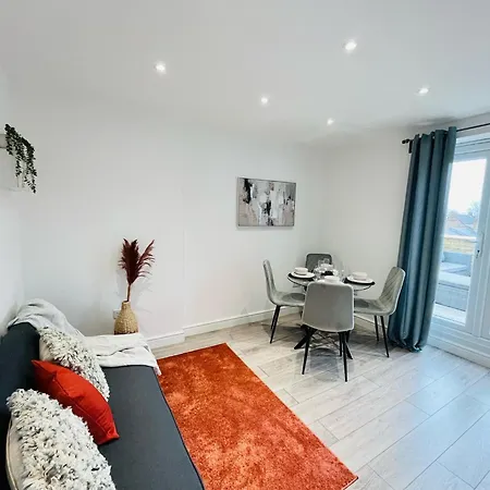 Delightful Retreat - Steps To Tube & Shops Apartment