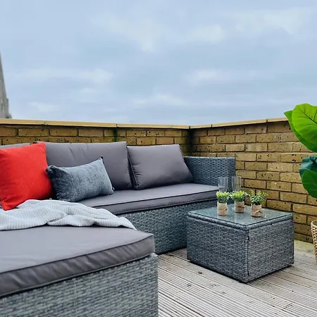 Delightful Retreat - Steps To Tube & Shops Apartment *
