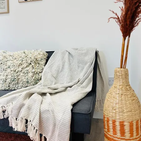 Delightful Retreat - Steps To Tube & Shops Apartment *