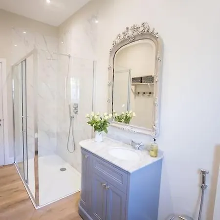 Swanky Pad In Putney Apartment