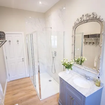 Swanky Pad In Putney