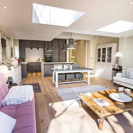 Swanky Pad In Putney *