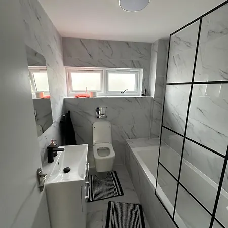 Brand New Suit 10 Min To Walk Central Line! Homestay