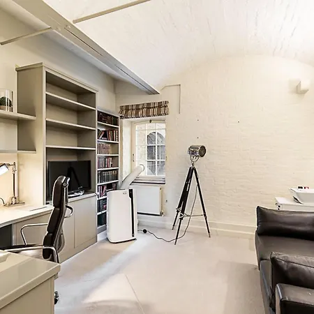 Apartment Charming In St Katharine Docks
