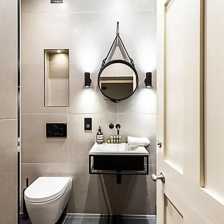 Charming In St Katharine Docks Apartment