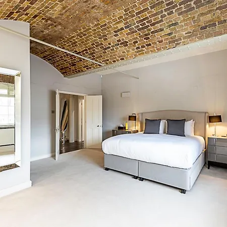 Charming In St Katharine Docks Apartment