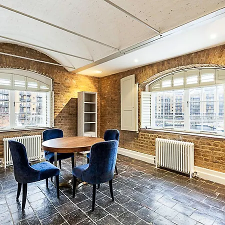 Charming In St Katharine Docks Appartement
