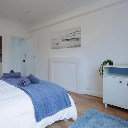 Apartment 2 Bedroom By Arhouse Short Lets & Serviced Highbury With Free Wifi *