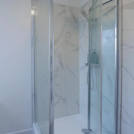 2 Bedroom By Arhouse Short Lets & Serviced Highbury With Free Wifi *