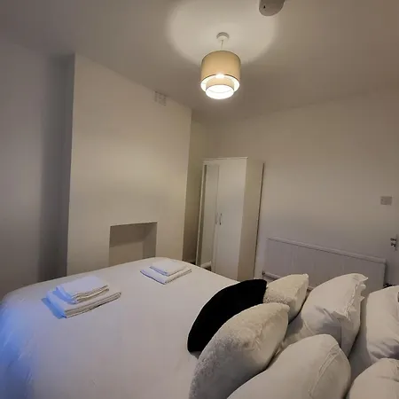 5br Retreat - Walk To Tube, Explore