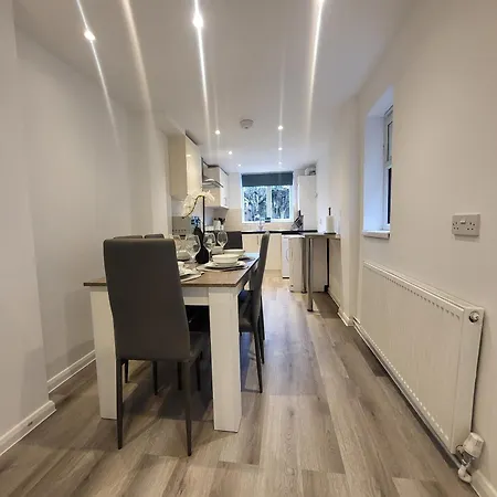 5br Retreat - Walk To Tube, Explore London
