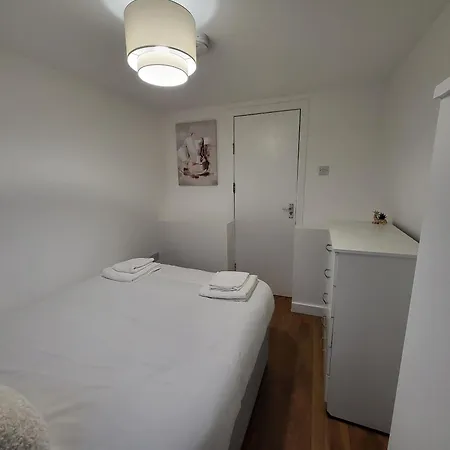 5br Retreat - Walk To Tube, Explore Apartment *