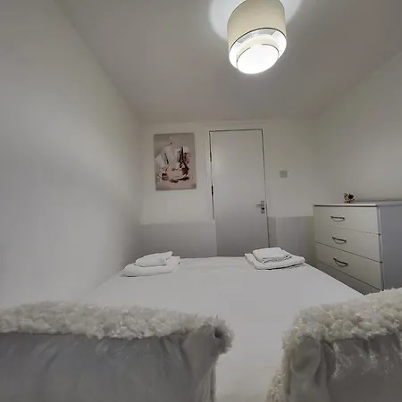 5br Retreat - Walk To Tube, Explore Apartment London