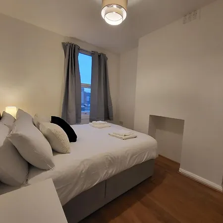 5br Retreat - Walk To Tube, Explore Apartment
