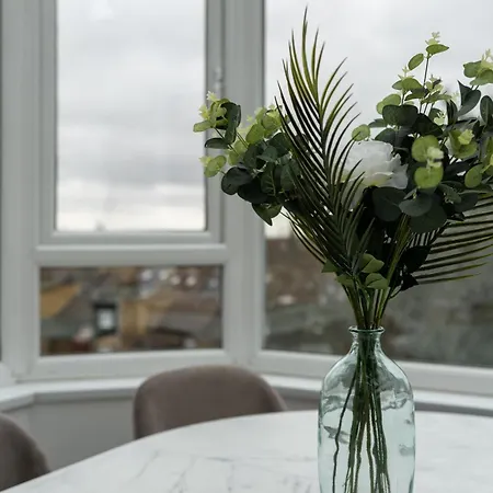 Stunning Large 4 Bedroom Victorian * London
