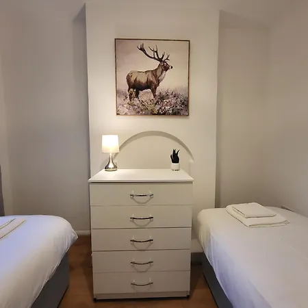 5br Retreat - Walk To Tube, Explore Apartment *