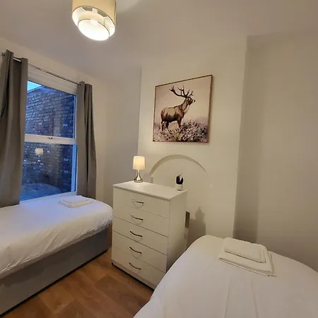 5br Retreat - Walk To Tube, Explore Apartment London