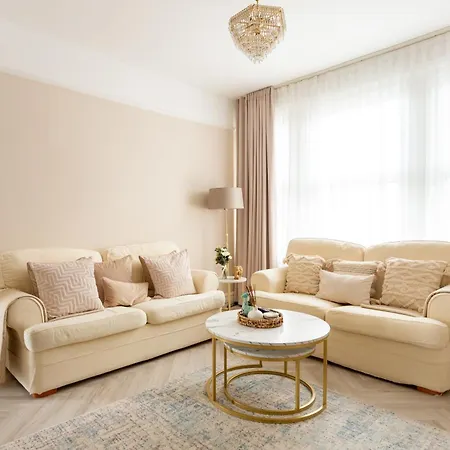 Stunning Large 4 Bedroom Victorian *