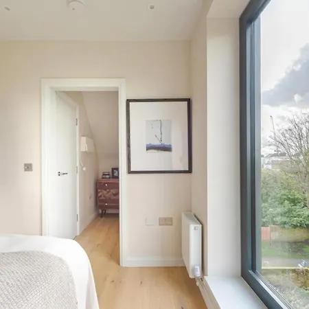 Kings Mews Elegance: City Sparrow's Premier 3-bedroom Residences Apartment *