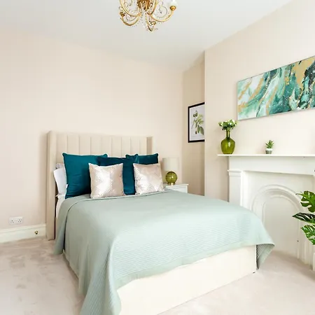 Stunning Large 4 Bedroom Victorian Holiday home