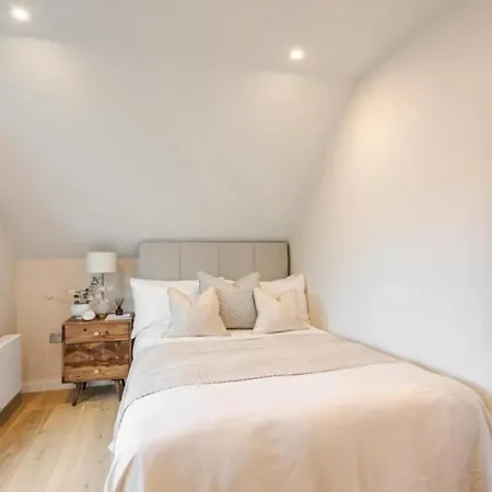 Apartment Kings Mews Elegance: City Sparrow's Premier 3-bedroom Residences *