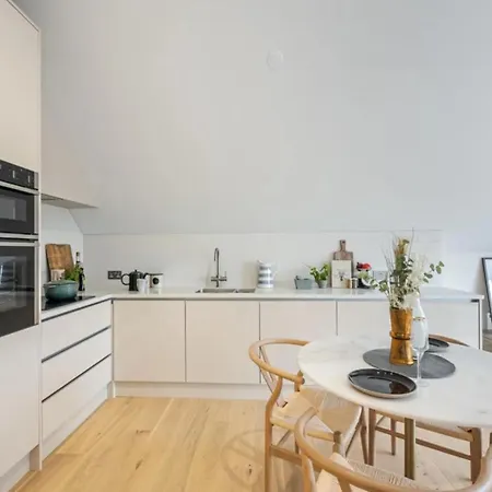 Kings Mews Elegance: City Sparrow's Premier 3-bedroom Residences Apartment *