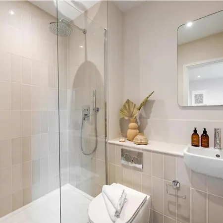 Apartment Kings Mews Elegance: City Sparrow's Premier 3-bedroom Residences *
