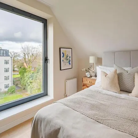 Kings Mews Elegance: City Sparrow's Premier 3-bedroom Residences *
