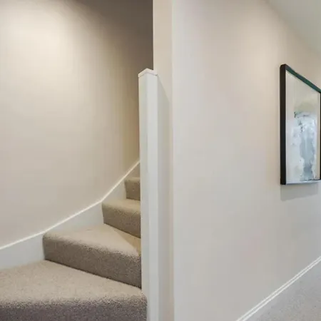 Kings Mews Elegance: City Sparrow's Premier 3-bedroom Residences Apartment *