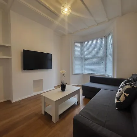5br Retreat - Walk To Tube, Explore Apartment