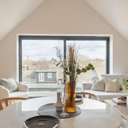 Kings Mews Elegance: City Sparrow's Premier 3-bedroom Residences Apartment London