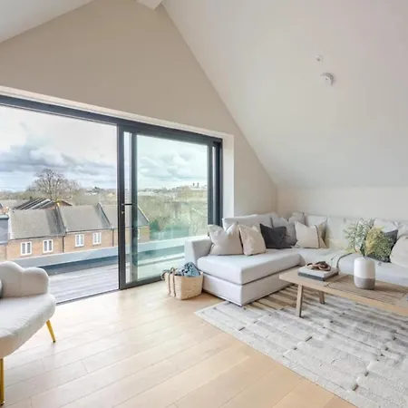 Apartment Kings Mews Elegance: City Sparrow's Premier 3-bedroom Residences *