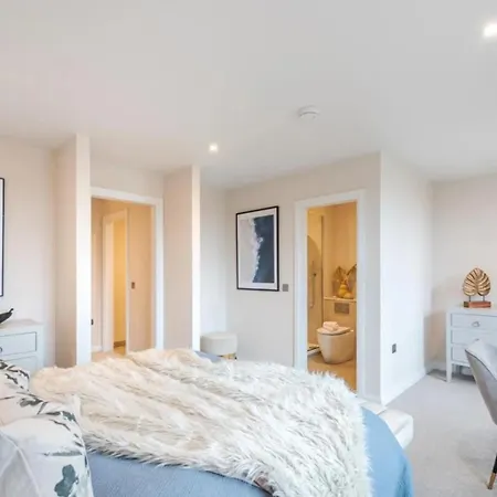 Kings Mews Elegance: City Sparrow's Premier 3-bedroom Residences