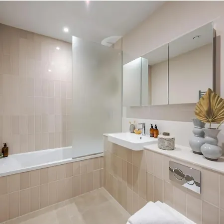 Kings Mews Elegance: City Sparrow's Premier 3-bedroom Residences Apartment London