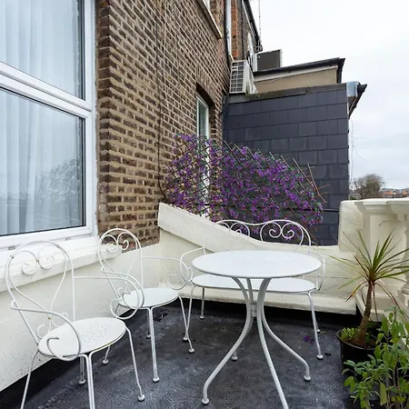 Stunning Large 4 Bedroom Victorian * London