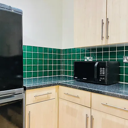 Apartment 2 Bedroom Flat In London