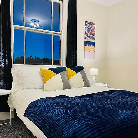 2 Bedroom Flat In Apartment London